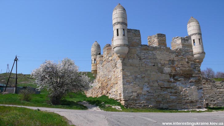 Єні-Кале - старовинна турецька фортеця, що контролювала прохід суден в Азовське море