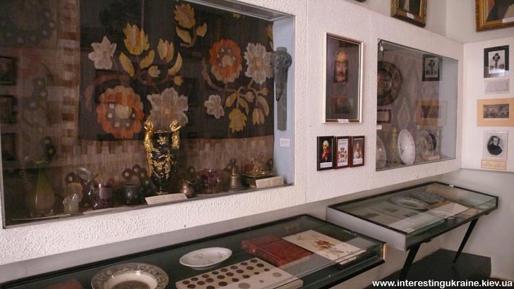Речі з палацу Розумовських-Рєпніних у Яготинському історичному музеї