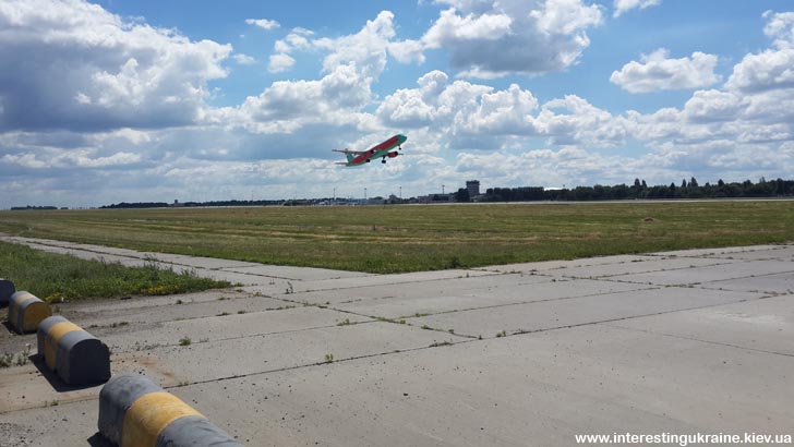 Злітаючий літак в аеропорту Бориспіль