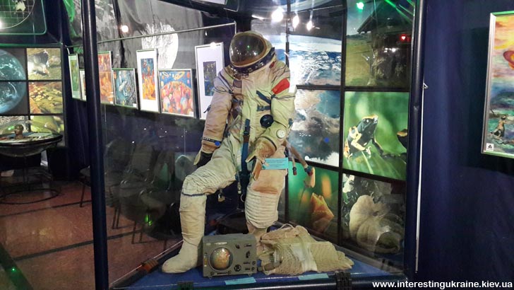 У музеї космонавтики - скафандр