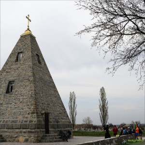 Піраміда - пам'ятка Комендантівки Полтавської області